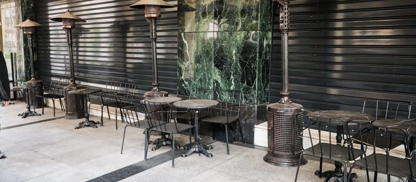 «Αργοπεθαίνει» η εστίαση - Οι επιχειρηματίες παραδίδουν τα κλειδιά των καταστημάτων τους στο Μέγαρο Μαξίμου